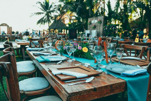 Top Tips for an Elegant Coastal Table Setting Without Clichés